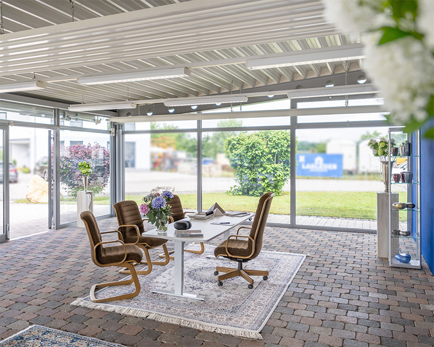 Abschiedraum mit dem Tisch