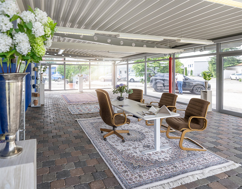 Abschiedraum mit dem Tisch